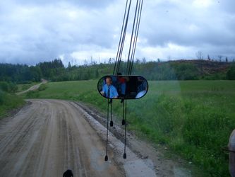 Kuvassa kurvaillaan Karjalan matkalla Hiitolan sorateitä luottokuskin Ari opastuksella