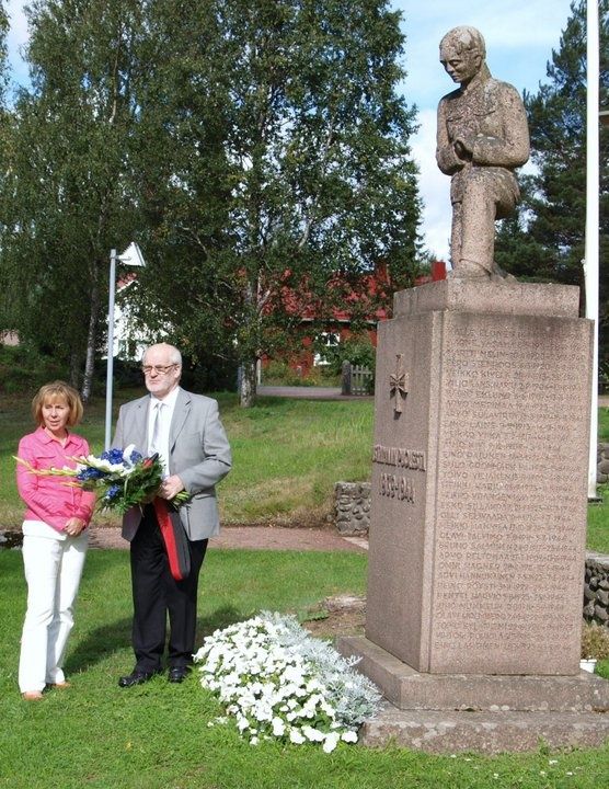 Kunnianosoitus sankarivainajille Ahlaisten kirkkomaalla